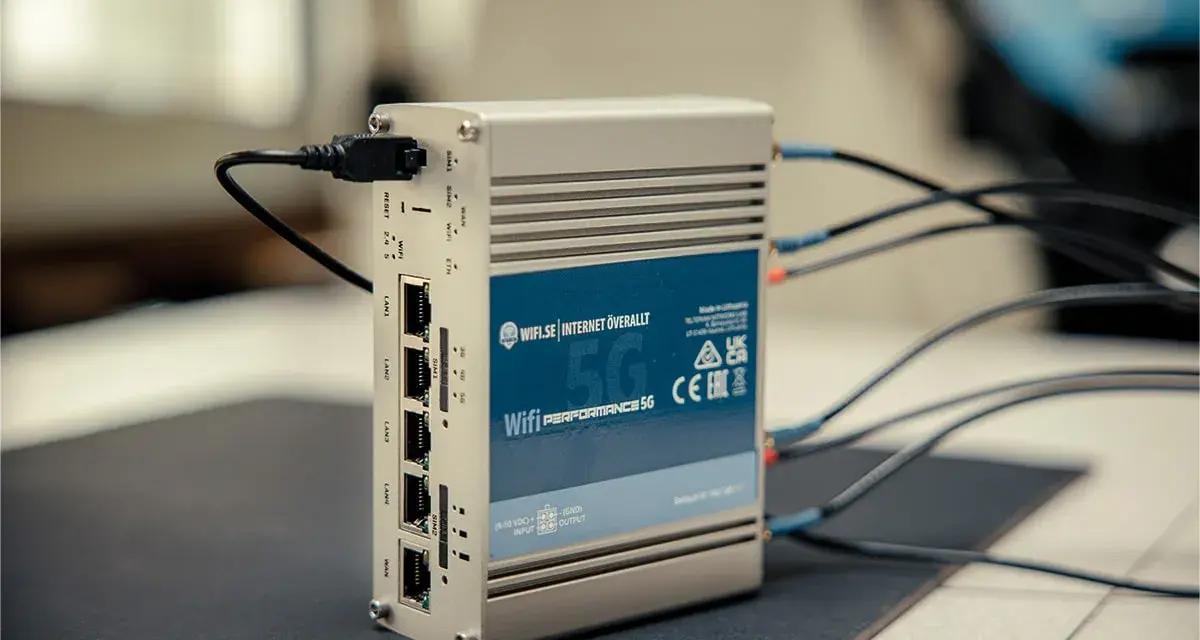 En 5G-router med flera LAN-portar och antennkablar, som visar hur fungerar mobilt bredband med router för snabb uppkoppling.