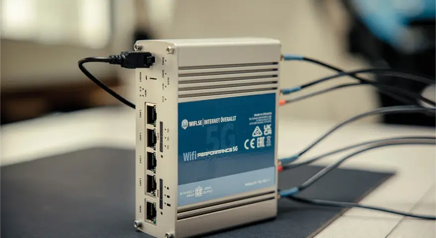 En 5G-router med flera LAN-portar och antennkablar, som visar hur fungerar mobilt bredband med router för snabb uppkoppling.