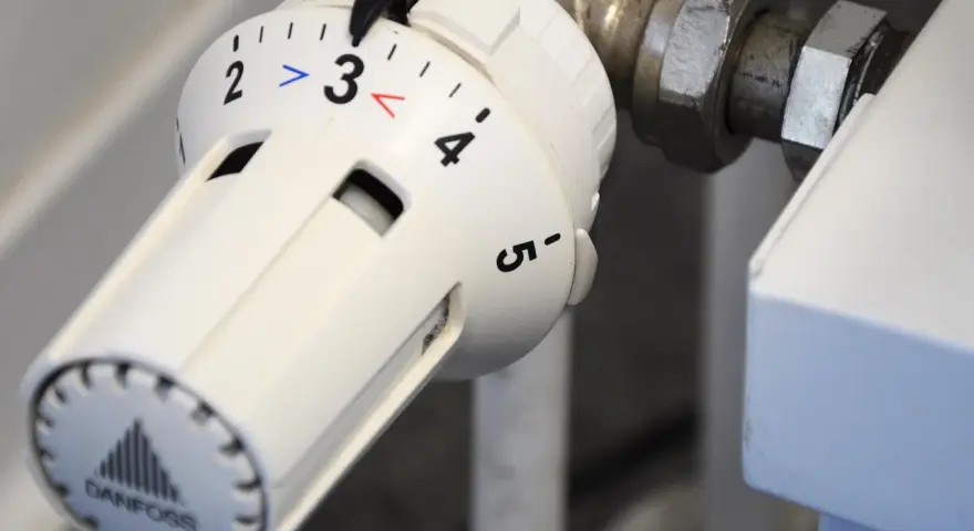 Termostat på element inställd på 3. Vrid för att ta bort element om det behövs.