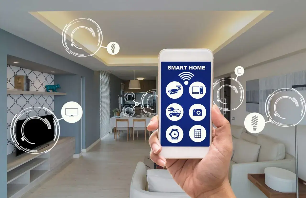 En hand h&aring;ller en smartphone med en smart life app som visar ikoner f&ouml;r hemmet.