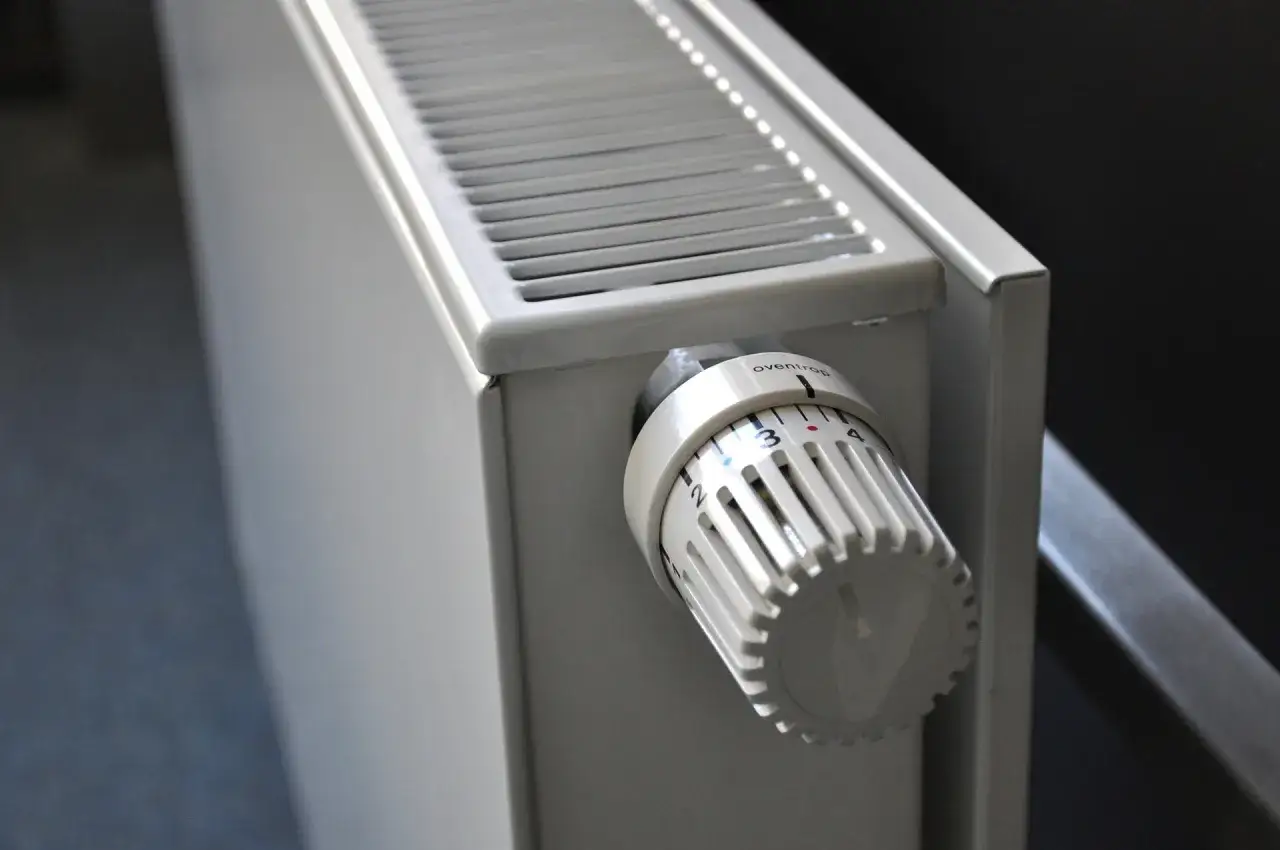 En vit radiator med en termostatinst&auml;llning. Det &auml;r dags att lufta elementet f&ouml;r att f&aring; ut maximal v&auml;rme.