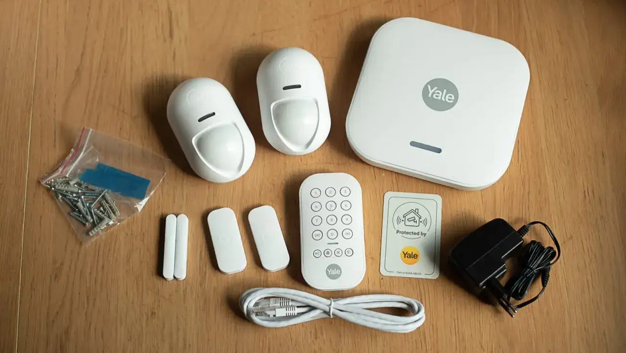 Yale larmsystem med r&ouml;relsedetektorer, d&ouml;rrsensorer, fj&auml;rrkontroll och n&auml;tadapter. Ett smart val f&ouml;r verisure larm utan abonnemang.