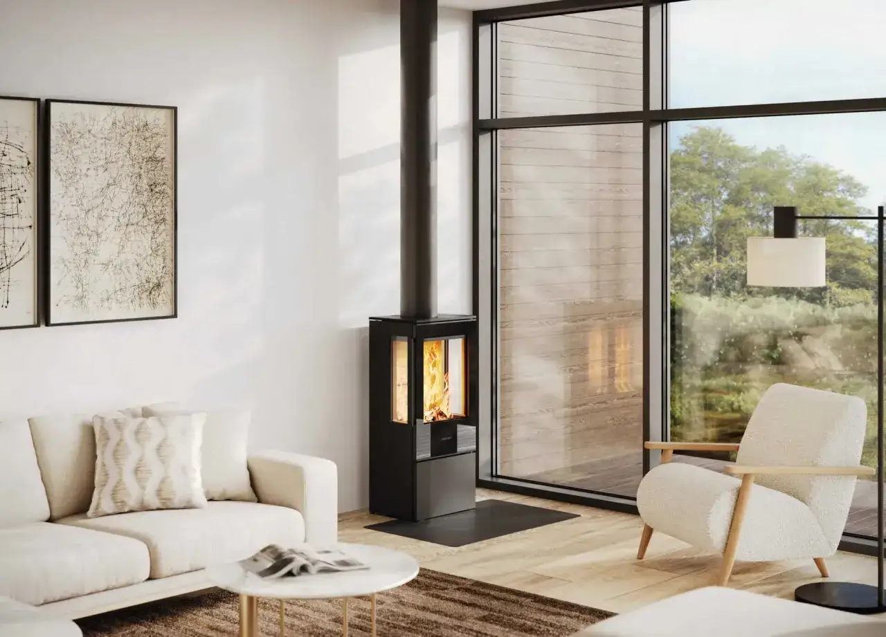 Mysig vardagsrumsmilj&ouml; med en modern kamin d&auml;r det &auml;r sk&ouml;nt att elda i kamin varje dag. En soffa och en f&aring;t&ouml;lj inbjuder till avkoppling.