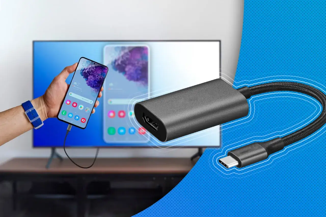 Koppla mobil till TV HDMI med denna adapter. En hand håller en mobil som är ansluten till en adapter med HDMI-utgång.
