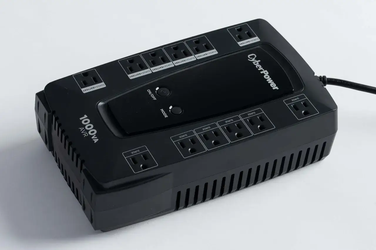 Svart UPS med flera uttag för att skydda din ups dator.