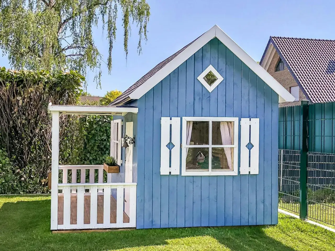 Bl&aring; lekstuga med veranda, perfekt f&ouml;r barn att leka i. En dr&ouml;m att bygga lekstuga till sina barn.