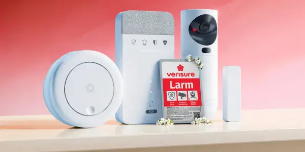 Säkerhetssystem från Verisure: larm utan abonnemang. Ett komplett kit med larmpanel, kamera, dörr/fönstersensor och en rund enhet.